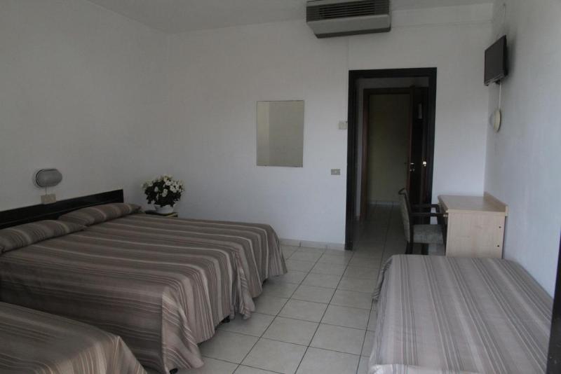 Hotel Aldebaran ลิโดดิเยโซโล ภายนอก รูปภาพ