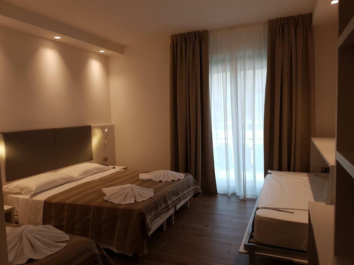 Hotel Aldebaran ลิโดดิเยโซโล ภายนอก รูปภาพ